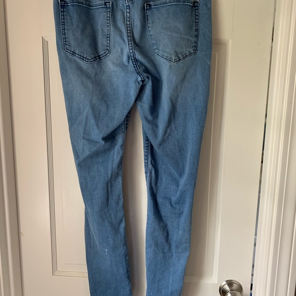 Old Navy Mid-Rise ripped jeans - Picture 3 of 5